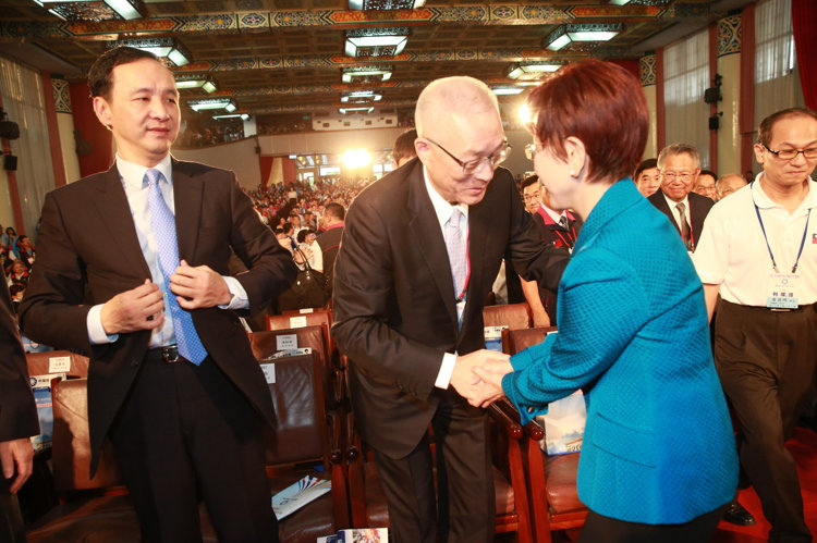 國(guó)民黨4日開(kāi)黨代會(huì),洪秀柱(右二)進(jìn)場(chǎng)后與吳敦義(左二)、朱立倫(左)握手致意 國(guó)民黨4日開(kāi)黨代會(huì),洪秀柱(右二)進(jìn)場(chǎng)后與吳敦義(左二)、朱立倫(左)握手致意