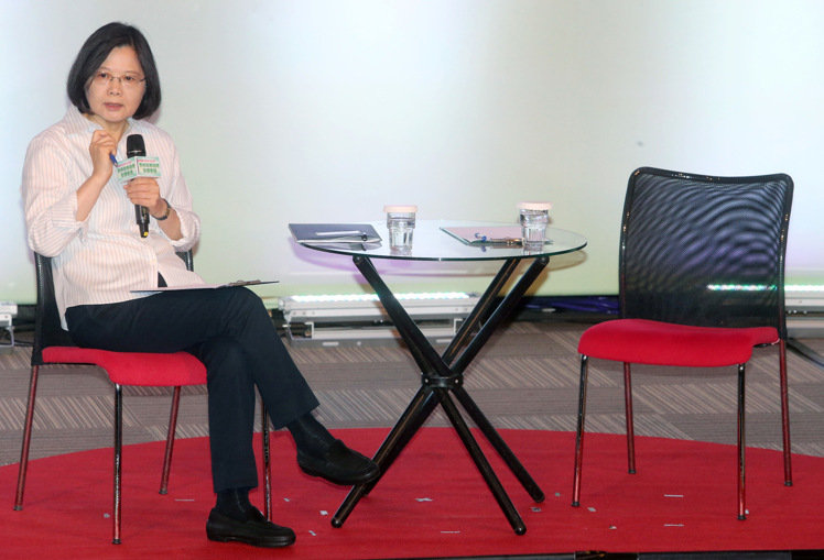 臺當局“教育部”上午舉辦“青年政策論壇”,蔡英文到場致詞,并與現場年輕人對談 臺當局“教育部”上午舉辦“青年政策論壇”,蔡英文到場致詞,并與現場年輕人對談