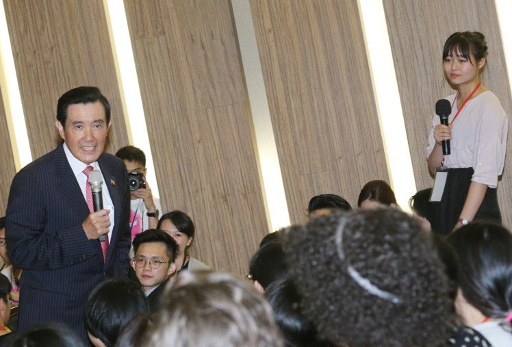 馬英九與學(xué)生互動 馬英九與學(xué)生互動