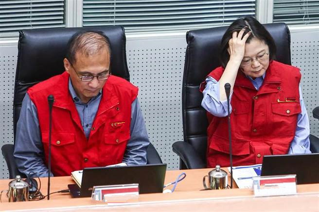 蔡英文一直照稿念防災指示后快閃離開 官員:講跟沒講一樣 蔡英文一直照稿念防災指示后快閃離開 官員:講跟沒講一樣