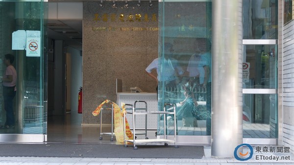 “不當(dāng)黨產(chǎn)處理委員會(huì)”3日上午遭人潑灑糞水 “不當(dāng)黨產(chǎn)處理委員會(huì)”3日上午遭人潑灑糞水