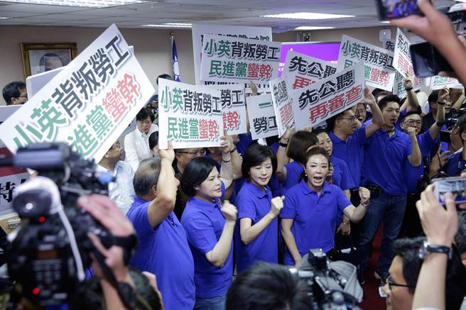 國民黨“立委”高喊“小英背叛勞工” 國民黨“立委”高喊“小英背叛勞工”