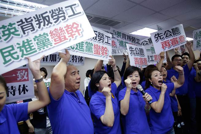 國民黨“立委”高喊“小英背叛勞工” 國民黨“立委”高喊“小英背叛勞工”