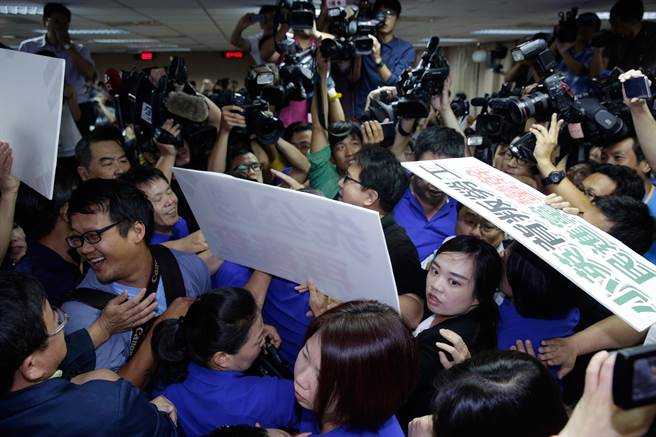 “立委”與媒體擠成一團 “立委”與媒體擠成一團