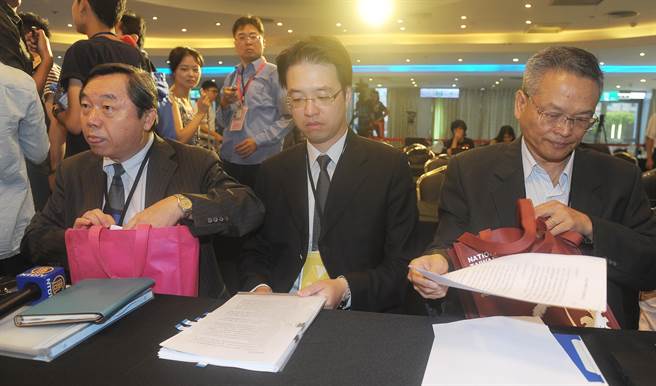 “不當黨產委員會”7日舉行聽證會,國民黨行管會主委邱大展(左一)與中投董事長陳樹(右一)備齊資料出席 “不當黨產委員會”7日舉行聽證會,國民黨行管會主委邱大展(左一)與中投董事長陳樹(右一)備齊資料出席