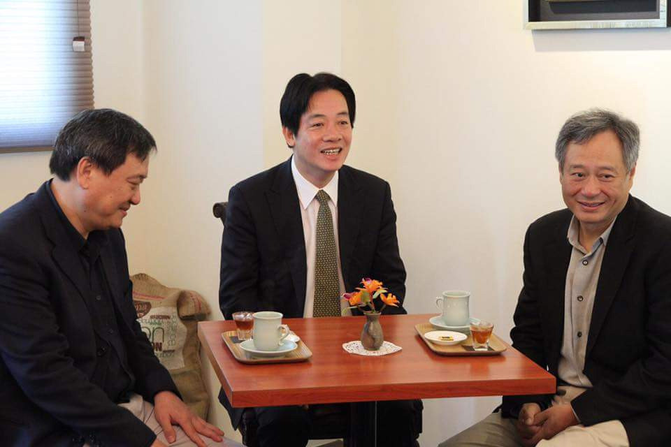 臺南市長賴清德3年前與李安兄弟一起喝咖啡留下的照片 臺南市長賴清德3年前與李安兄弟一起喝咖啡留下的照片