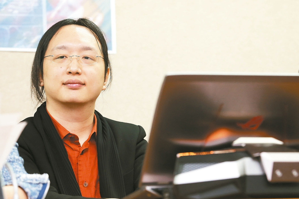 “行政院”數字“政委”唐鳳每周三、周五“遠距上班”,在“內閣”創下“政委”每周兩天不在辦公室上班首例 “行政院”數字“政委”唐鳳每周三、周五“遠距上班”,在“內閣”創下“政委”每周兩天不在辦公室上班首例