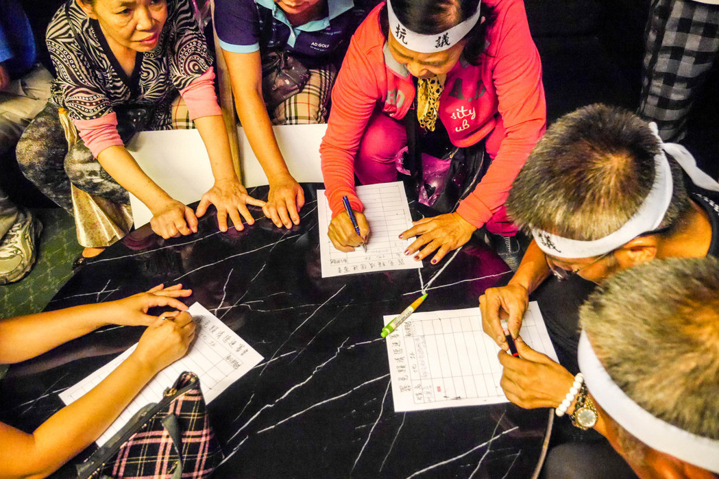 臺(tái)南市民聯(lián)署罷免市長(zhǎng)賴清德。(圖片來(lái)源:臺(tái)灣《聯(lián)合報(bào)》) 臺(tái)南市民聯(lián)署罷免市長(zhǎng)賴清德。(圖片來(lái)源:臺(tái)灣《聯(lián)合報(bào)》)