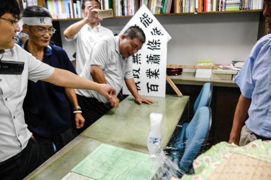 因市長(zhǎng)不在府內(nèi),民眾認(rèn)為市長(zhǎng)未釋出誠(chéng)意,不顧民意,在市長(zhǎng)室摔水杯抗議 因市長(zhǎng)不在府內(nèi),民眾認(rèn)為市長(zhǎng)未釋出誠(chéng)意,不顧民意,在市長(zhǎng)室摔水杯抗議