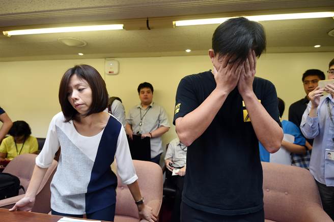 “一例一休”版“勞基法”確定議事錄,雙方爆發(fā)嚴(yán)重沖突,“時(shí)代力量立委”黃國(guó)昌(右)在臺(tái)下哭著嘶吼,痛罵民進(jìn)黨無(wú)恥、離譜 “一例一休”版“勞基法”確定議事錄,雙方爆發(fā)嚴(yán)重沖突,“時(shí)代力量立委”黃國(guó)昌(右)在臺(tái)下哭著嘶吼,痛罵民進(jìn)黨無(wú)恥、離譜