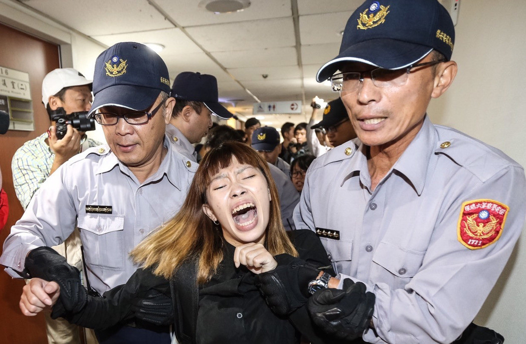 青年勞團1日闖入民進黨團總召柯建銘辦公室,要求柯建銘出來對話。圖為抗議f者被警方壓制離場 青年勞團1日闖入民進黨團總召柯建銘辦公室,要求柯建銘出來對話。圖為抗議f者被警方壓制離場