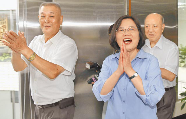 蔡英文(右)競選時曾拜會臺北市農會 蔡英文(右)競選時曾拜會臺北市農會