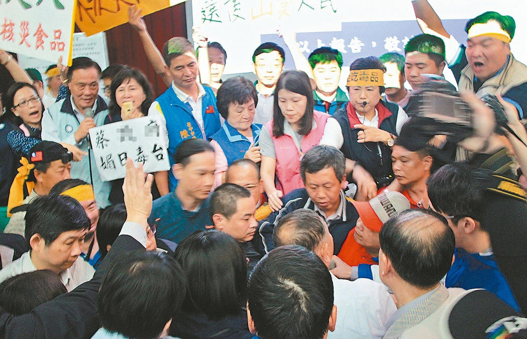 臺中召開公聽會,也一度發生肢體沖突 臺中召開公聽會,也一度發生肢體沖突
