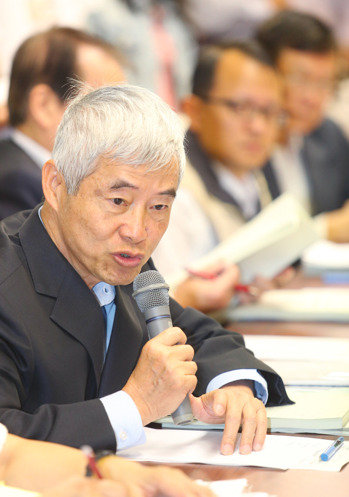 臺當局“交通部長”賀陳旦(左)資料照。(圖片來源:臺灣《聯合報》) 臺當局“交通部長”賀陳旦(左)資料照。(圖片來源:臺灣《聯合報》)