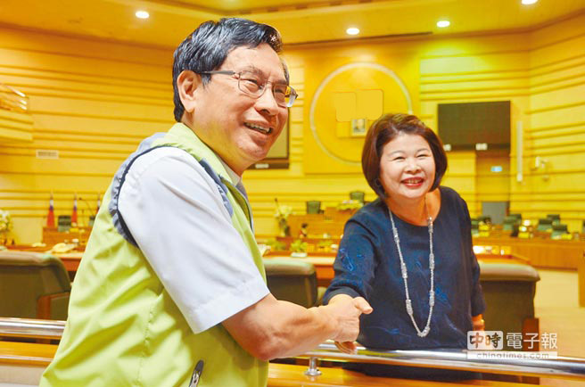 臺灣15縣市長串聯(lián)反核災食品輸臺,對抗蔡當局暴政。(圖片來源:臺灣《中時電子報》) 臺灣15縣市長串聯(lián)反核災食品輸臺,對抗蔡當局暴政。(圖片來源:臺灣《中時電子報》)