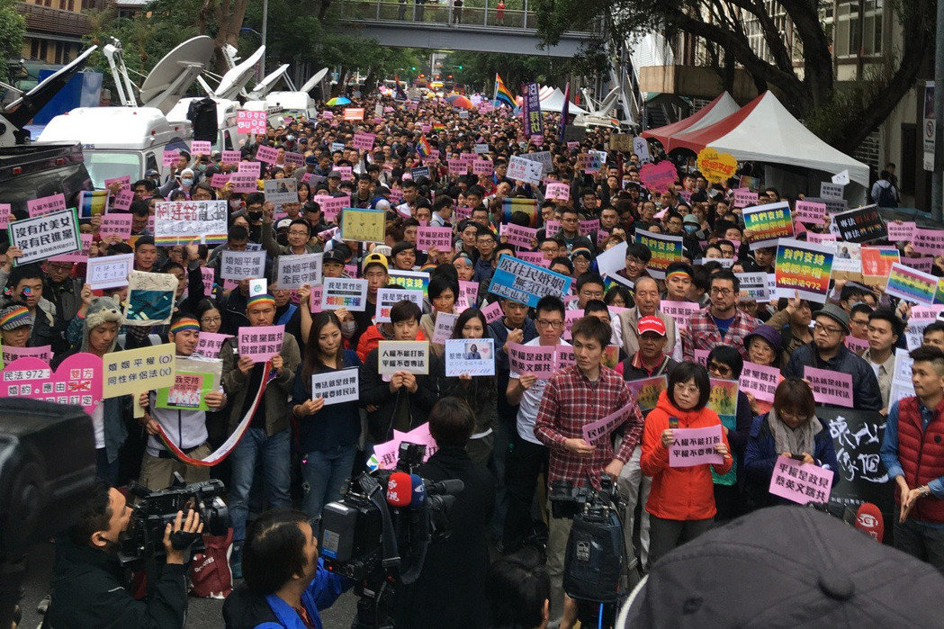 數(shù)千挺同團體包圍“立法院” 要蔡英文落實選前承諾 數(shù)千挺同團體包圍“立法院” 要蔡英文落實選前承諾