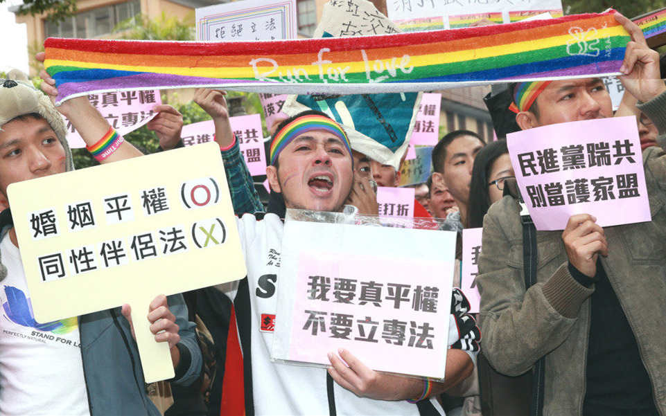 數(shù)千挺同團體包圍“立法院” 要蔡英文落實選前承諾 數(shù)千挺同團體包圍“立法院” 要蔡英文落實選前承諾