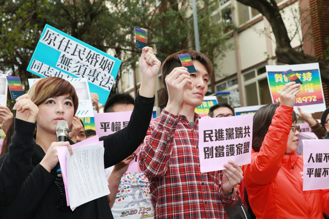 數(shù)千挺同團體包圍“立法院” 要蔡英文落實選前承諾 數(shù)千挺同團體包圍“立法院” 要蔡英文落實選前承諾