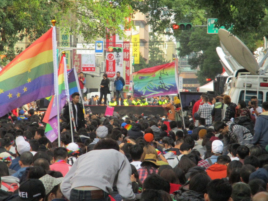 臺(tái)作家贊藍(lán)營(yíng)比綠營(yíng)格局大 預(yù)言民進(jìn)黨將盛極而衰 臺(tái)作家贊藍(lán)營(yíng)比綠營(yíng)格局大 預(yù)言民進(jìn)黨將盛極而衰