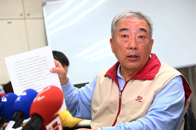 前“民航局長”張國政30日召開記者會,宣布退出承接復(fù)興航空,更強調(diào)他本人與團隊成員及親屬均無擁有復(fù)興航空公司或有關(guān)公司股票 前“民航局長”張國政30日召開記者會,宣布退出承接復(fù)興航空,更強調(diào)他本人與團隊成員及親屬均無擁有復(fù)興航空公司或有關(guān)公司股票