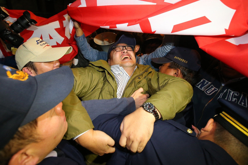 �����h����F���h��ʳ���_ ����Ӣ�������u�_���D��