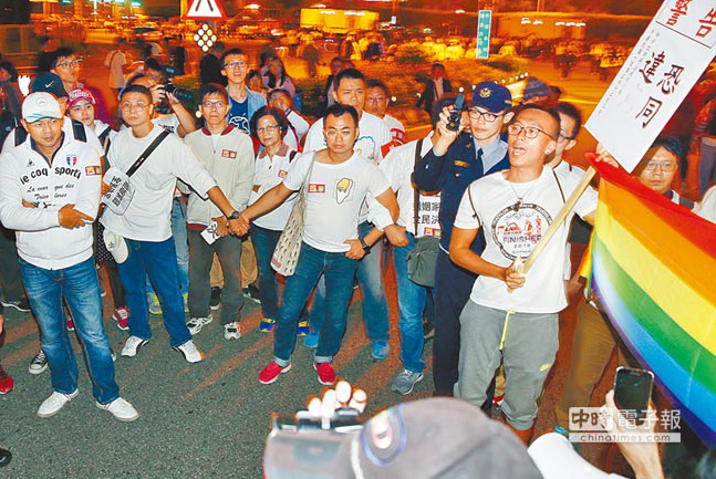 臺(tái)灣有近18萬(wàn)人響應(yīng)反對(duì)同性婚姻團(tuán)體號(hào)召,上街強(qiáng)烈表達(dá)對(duì)修改“民法”、性平教育的不滿。圖為臺(tái)北場(chǎng)幸福盟維安組人員包圍“挺同”人士,并限制媒體采訪 臺(tái)灣有近18萬(wàn)人響應(yīng)反對(duì)同性婚姻團(tuán)體號(hào)召,上街強(qiáng)烈表達(dá)對(duì)修改“民法”、性平教育的不滿。圖為臺(tái)北場(chǎng)幸福盟維安組人員包圍“挺同”人士,并限制媒體采訪