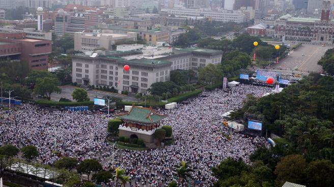 蔡英文惡劣操作“同婚”議題引發(fā)民眾對(duì)立 遭輿論炮轟 蔡英文惡劣操作“同婚”議題引發(fā)民眾對(duì)立 遭輿論炮轟