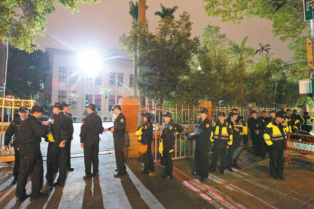 “立法院”6日針對“一例一休”拼“三讀”,希望能盡速通過,5日晚警方加強“立法院”議場巡邏與部署,準備面對6日的抗爭 “立法院”6日針對“一例一休”拼“三讀”,希望能盡速通過,5日晚警方加強“立法院”議場巡邏與部署,準備面對6日的抗爭