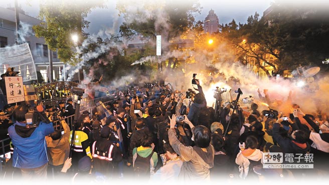 臺勞工怒擲煙霧彈抵制砍假綠委 嗆聲下次莫再被騙選票 臺勞工怒擲煙霧彈抵制砍假綠委 嗆聲下次莫再被騙選票