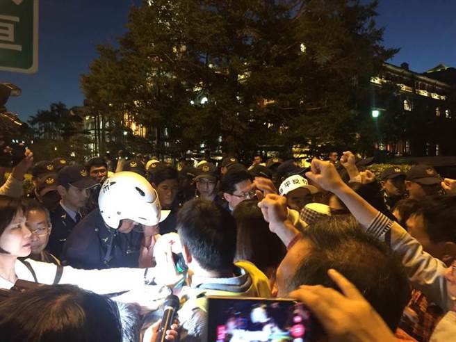 臺灣陳情群眾闖進(jìn)蔡辦 蔡英文走后門離開 臺灣陳情群眾闖進(jìn)蔡辦 蔡英文走后門離開