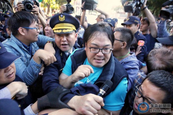 國民黨發動反核食游行 民眾敲鍋碗瓢盆喊"還我食安" 國民黨發動反核食游行 民眾敲鍋碗瓢盆喊"還我食安"