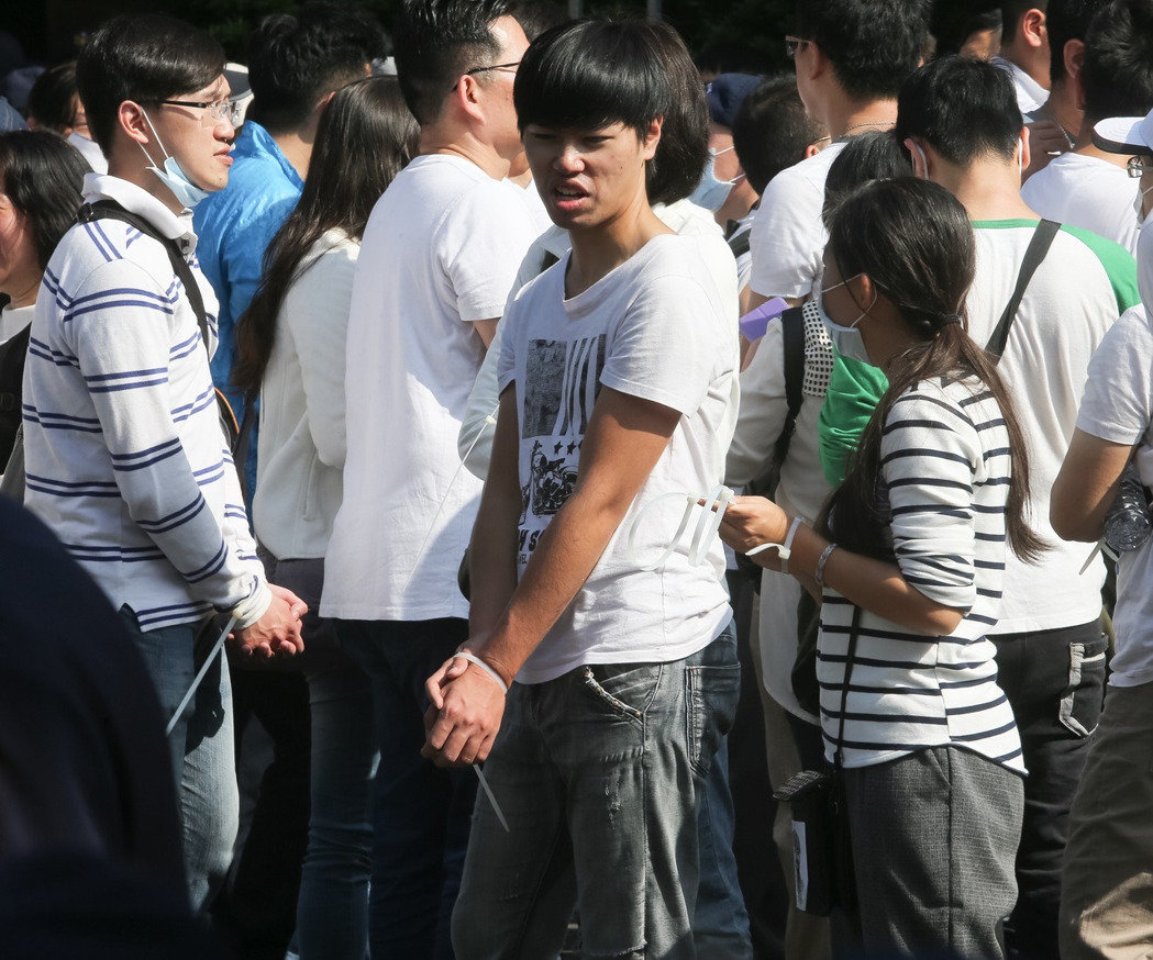 臺灣反同團(tuán)體控告黃國昌助理及警察施暴 臺灣反同團(tuán)體控告黃國昌助理及警察施暴