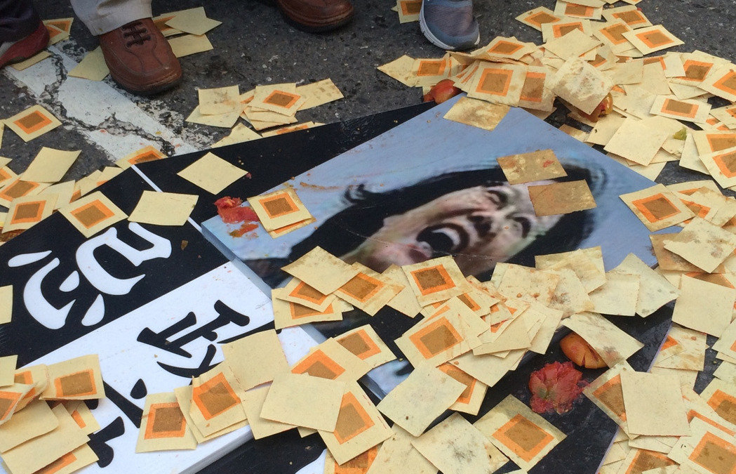 蔡英文頭像照片快淹沒進冥紙中 蔡英文頭像照片快淹沒進冥紙中