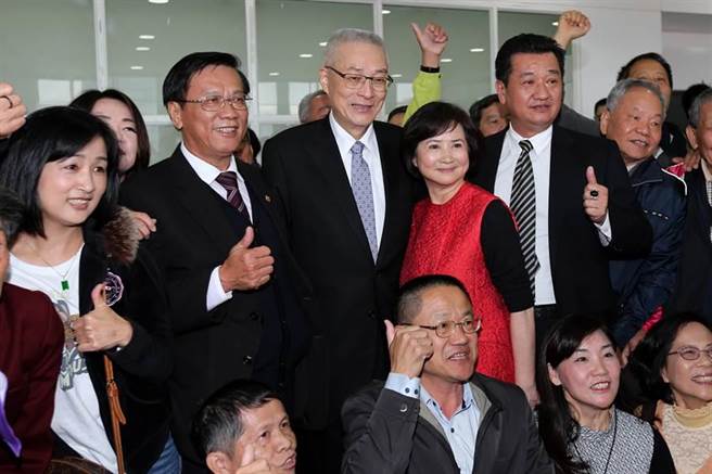 吳敦義(中)宣布競(jìng)逐國(guó)民黨主席,夫人蔡令怡(右三)現(xiàn)身會(huì)場(chǎng)支持 吳敦義(中)宣布競(jìng)逐國(guó)民黨主席,夫人蔡令怡(右三)現(xiàn)身會(huì)場(chǎng)支持