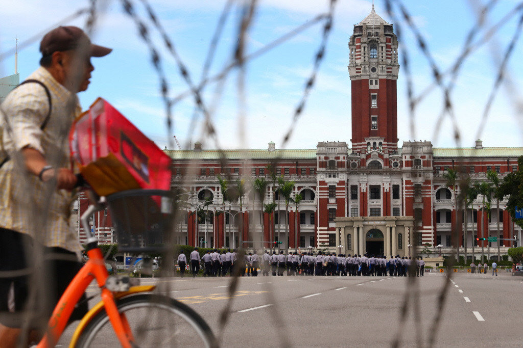 臺媒質問蔡英文:年改會議躲到自己辦公室在怕什么 臺媒質問蔡英文:年改會議躲到自己辦公室在怕什么