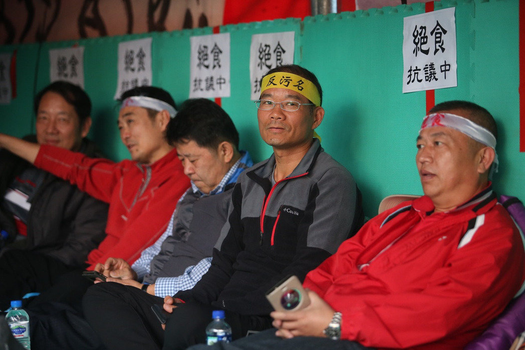 臺媒批民進(jìn)黨當(dāng)局年金改革大唱雙簧 臺媒批民進(jìn)黨當(dāng)局年金改革大唱雙簧