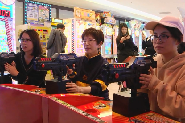洪秀柱到電玩城與年輕人游玩 洪秀柱到電玩城與年輕人游玩