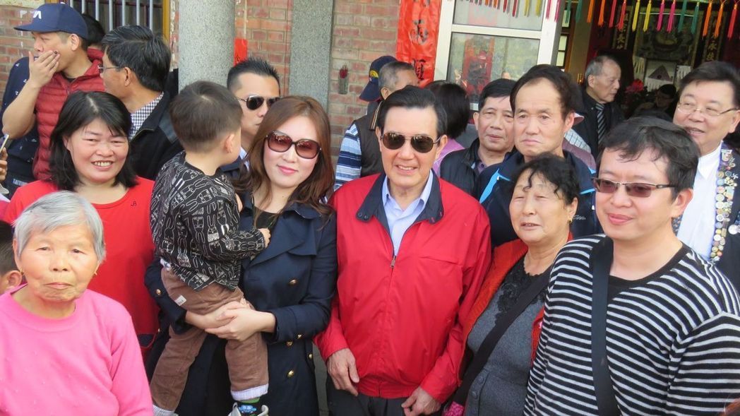 馬英九29日到苗栗縣通霄鎮馬家莊馬氏宗祠祭祖,與在場宗親合影留念 馬英九29日到苗栗縣通霄鎮馬家莊馬氏宗祠祭祖,與在場宗親合影留念