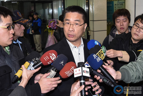 臺當局稱游覽車翻覆事故為單一事件 藍營:鴕鳥心態 臺當局稱游覽車翻覆事故為單一事件 藍營:鴕鳥心態