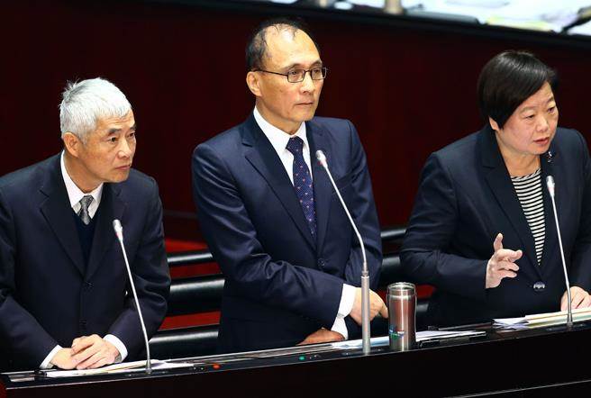 臺官員因游覽車事故被質詢何時下臺愣住:現在嗎? 臺官員因游覽車事故被質詢何時下臺愣住:現在嗎?