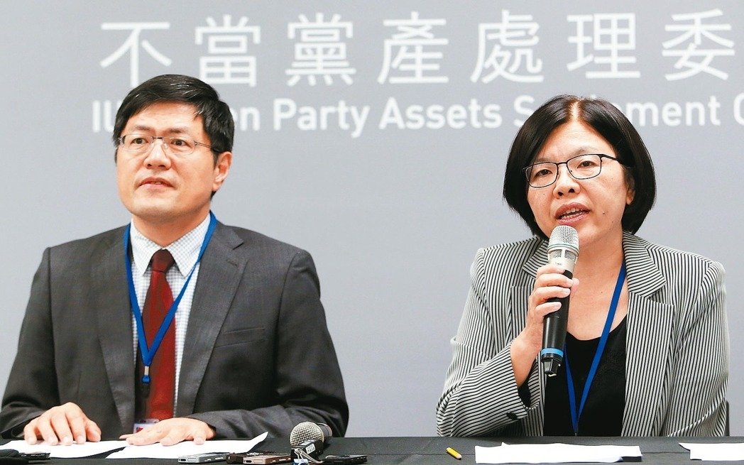 國民黨指“不當黨產處理委員會發言人”施錦芳(右)坐享雙薪,還領18趴 國民黨指“不當黨產處理委員會發言人”施錦芳(右)坐享雙薪,還領18趴