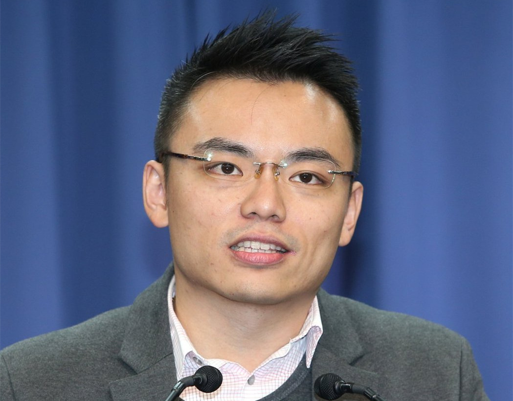 臺當局官員拿防疫預算去騎馬 遭諷應用在找豬泡溫泉 臺當局官員拿防疫預算去騎馬 遭諷應用在找豬泡溫泉