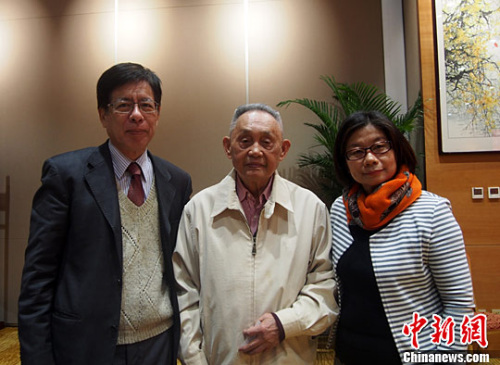 2月23日,黃幸(中)出席紀念臺灣人民“二·二八”起義70周年座談會時與臺灣嘉賓合影。<a target='_blank' ><p align=