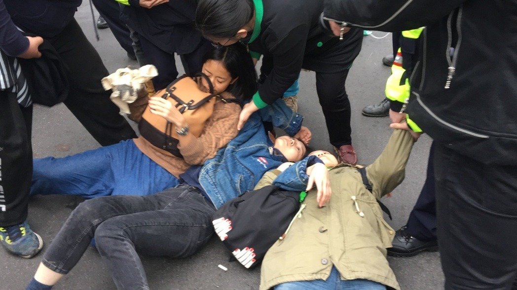 “臺(tái)獨(dú)”社團(tuán)欲拆蔣介石銅像 毆打警察卻喊“警察打人” “臺(tái)獨(dú)”社團(tuán)欲拆蔣介石銅像 毆打警察卻喊“警察打人”