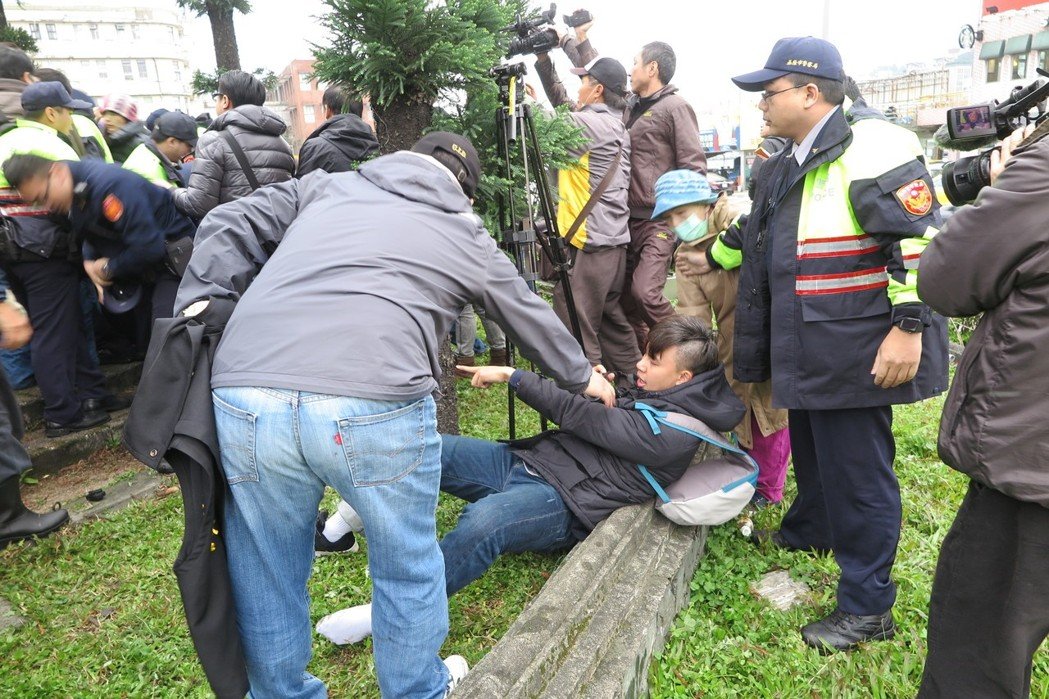 “臺(tái)獨(dú)”社團(tuán)欲拆蔣介石銅像 毆打警察卻喊“警察打人” “臺(tái)獨(dú)”社團(tuán)欲拆蔣介石銅像 毆打警察卻喊“警察打人”