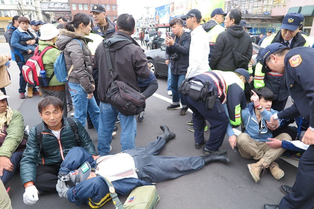 “臺(tái)獨(dú)”社團(tuán)欲拆蔣介石銅像 毆打警察卻喊“警察打人” “臺(tái)獨(dú)”社團(tuán)欲拆蔣介石銅像 毆打警察卻喊“警察打人”