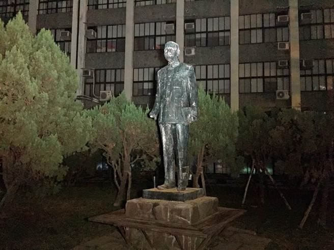 臺灣輔仁大學學生拆蔣介石銅像遭警方逮回(圖) 臺灣輔仁大學學生拆蔣介石銅像遭警方逮回(圖)