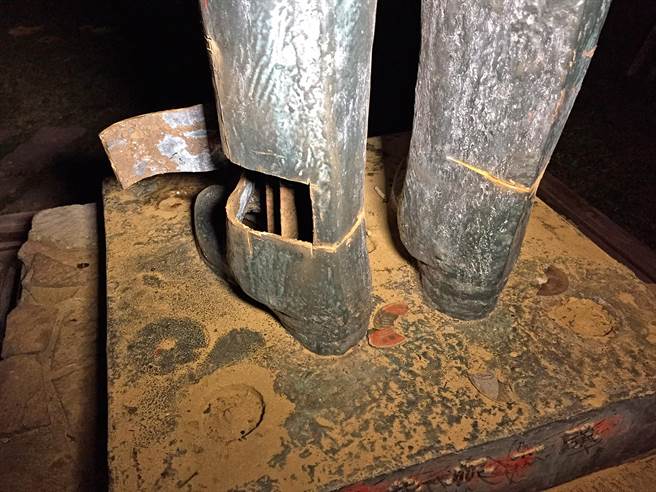 臺灣輔仁大學學生拆蔣介石銅像遭警方逮回(圖) 臺灣輔仁大學學生拆蔣介石銅像遭警方逮回(圖)