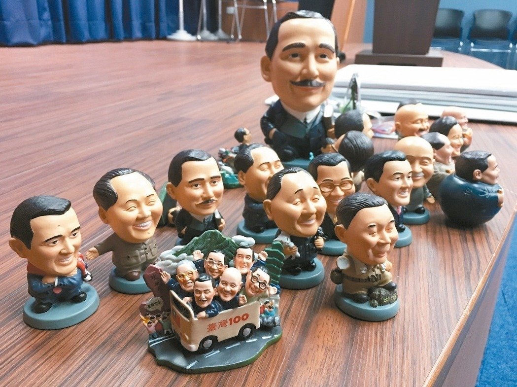 在中正紀(jì)念堂販賣的蔣公Q版公仔日前遭無預(yù)警下架。 在中正紀(jì)念堂販賣的蔣公Q版公仔日前遭無預(yù)警下架。