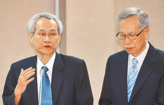 去年中“考試院銓敘部長”周弘憲(左)、“考試院”秘書長李繼玄備詢時,對“年金改革”草案一問三不知,惹惱“立委” 去年中“考試院銓敘部長”周弘憲(左)、“考試院”秘書長李繼玄備詢時,對“年金改革”草案一問三不知,惹惱“立委”